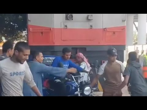 القطار داخل والتروسيكل واقف علي السكه الحديد