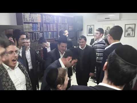 מורינו הרב ראש הישיבה הרב יצחק מאיר אריה שליט א משמח ילד בביתו בשכונת רמות בירושלים 