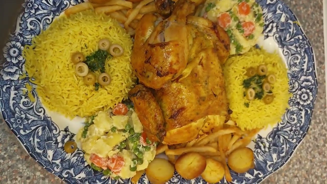 دجاجة محمرة في الفرن مع الأرز والخضار. من اليوم يجيك الدجاج هشيش  بلا ماترقديه