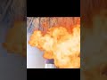 شاب ينفخ النار مثل التنين