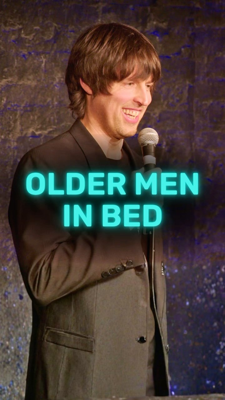 トム・エバハート WHO PLACED THE WAKE UP CALL? Just smile and wave boys, smile and wave 👋 (Comedian is Tom Ward