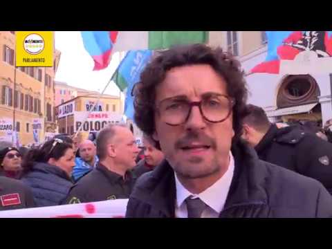 "M5S: Vicino ai Vigili del Fuoco, umiliati dal governo" - "M5S: Vicino ai Vigili del Fuoco, umiliati dal governo"