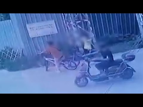 2女孩被尾随骚扰跑进超市求助，店家：太恼火了，还好女孩机智