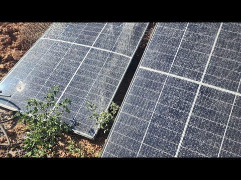 Bomba solar funcionando con paneles dañados.