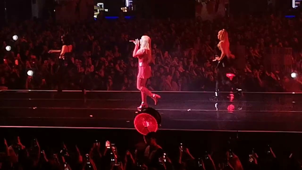 Shirin David Live Tour 2023 in Vienna: Shirin David performing Bitches Brauchen Rap | Olga Todorovic