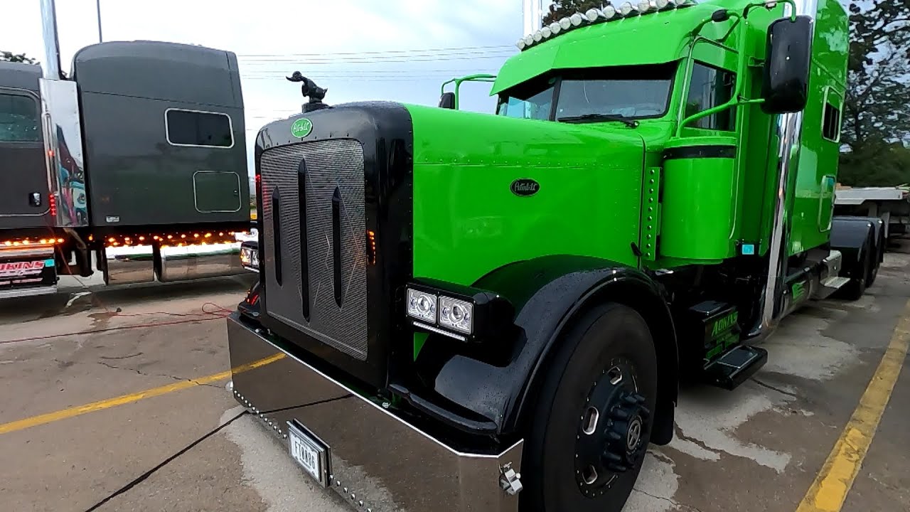 UNBELIEVABLE Green Peterbilt Custom At Joplin MO Truck Stop peterbilt