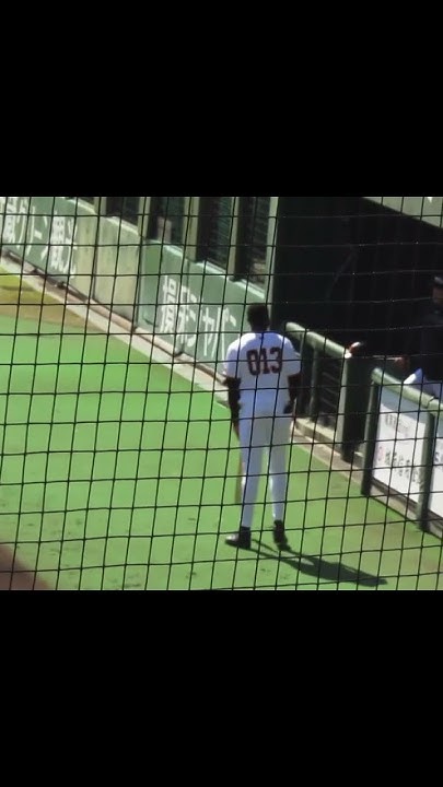 試合前ベンチ前で素振りしたりする4番ティマ（練習試合 読売ジャイアンツ対 尚武フェニックス2024年3月3日） YouTube