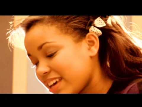 Dionne Bromfield - I Saw Mummy Kissing Santa Claus