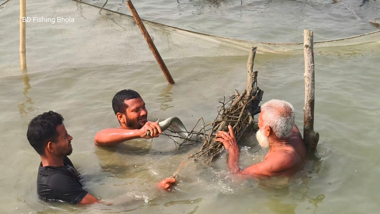 নদীর মাঝে ঝারা ফা'দ থেকে প্রচুর বড় মাছের সাথে নতুন একটি মাছ ধরলাম || Amazing Fishing Video 