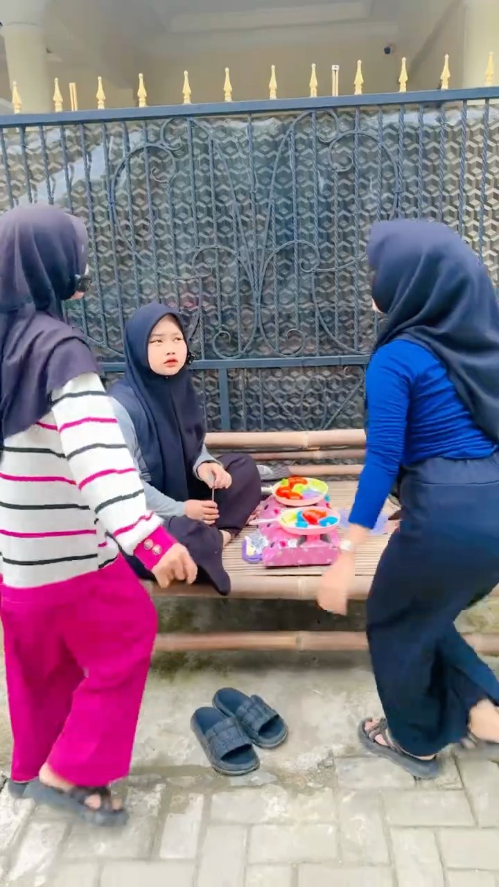 KASIHAN AINUN GAK DIAJAK MAIN UNTUNG ADA KA DIJAH YANG BAIK KEAINUN