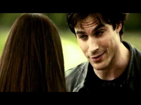 Сальваторе киир. Деймон гифки. Деймон и лейна. Деймон и лейна. Любовный треугольник.