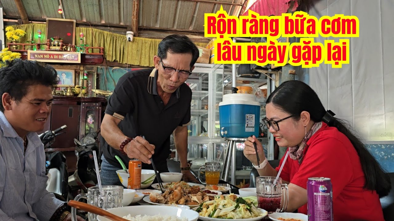 Rộn Ràng Bữa Cơm Lâu Ngày Gặp Lại, Tặng Quà To... 