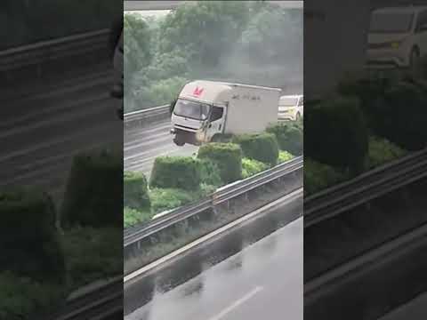God bless! It's real, not movie stunt 神奇的幸运，看这货车一通操作 #accident #stunt #惊险 #事故 #中国 #中國
