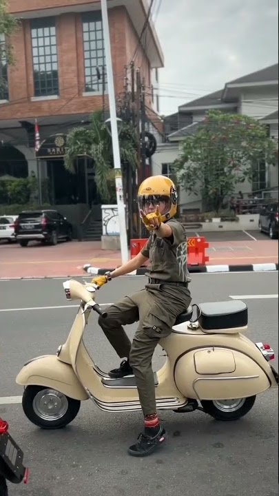 para artis dan #vespa klasik nya..vespa klasik emang asik makin tua makin cinta. part2