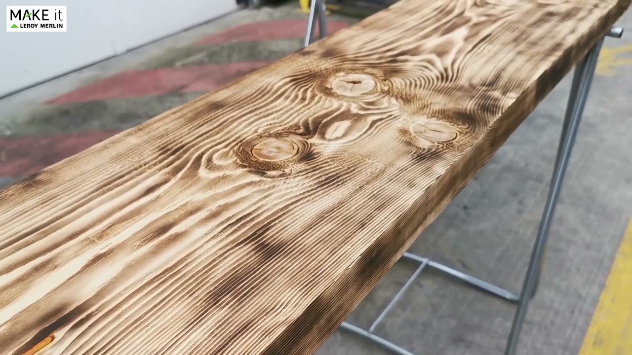 Tuto Réaliser un aspect brulé sur une planche en bois - Vincent  collaborateur Leroy Merlin 