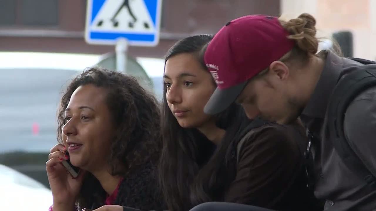 Människor samlas utanför Rosenbad - hör några röster - Nyheterna (TV4)