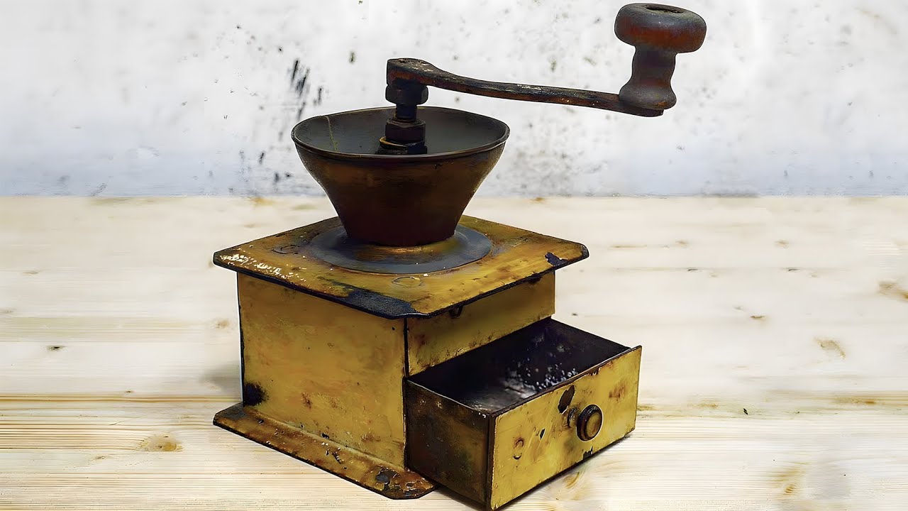 Ржавая 100-летняя кофемолка – идеальная реставрация.