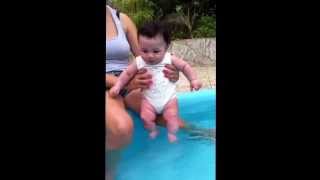 Victor Hugo primeiro contato com piscina. 16/02/14. Bebê delícia!