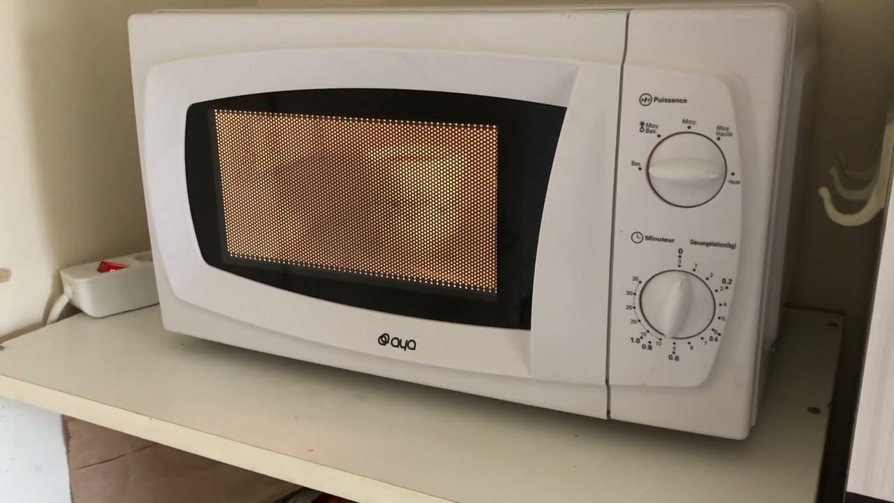 Cafés du mating qui tourne dans le micro ondes