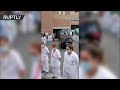 «Коридор позора»: в Бельгии недовольные властью врачи повернулись спинами к кортежу премьер-министра