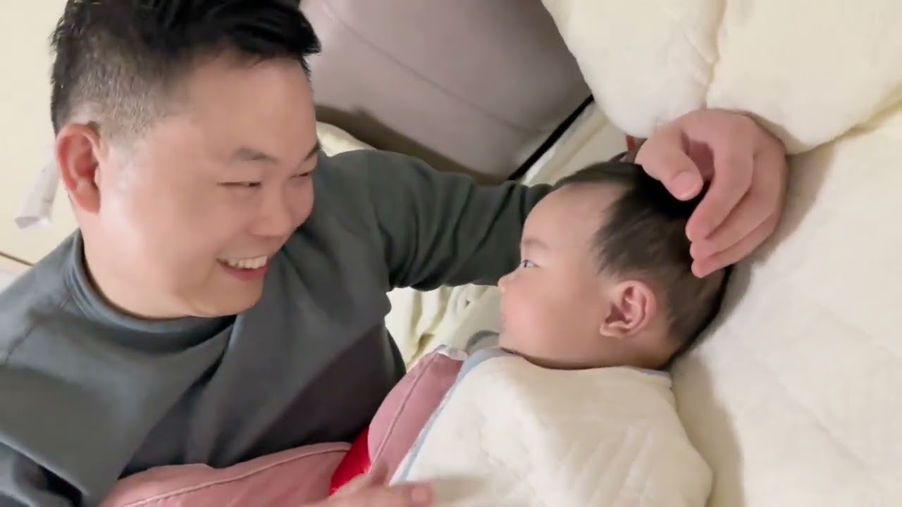 中越宝宝洗澡乖的很，一看到爸爸就笑，看这爷俩简直一个模子刻出来的！#越南媳妇 #萌娃 #中越夫妻 #人类幼崽 #爸爸带娃