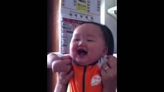 赤ちゃん 水着姿で大喜び