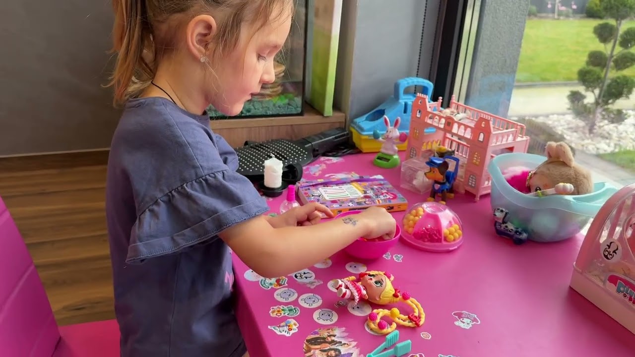 Амалія розпаковує LOL 😱 Наклеюємо бусинки у волосся — ВАУ результат!