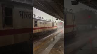 Train stop for heavy rain #vandebharatexpress #emd #ministryofrailways