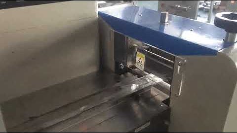 Automatic alignment and feeding flow packing machine