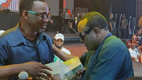 One Love! King Saheed Osupa Surprise Alabi Pasuma With One Million At His 40th Year On Stage
