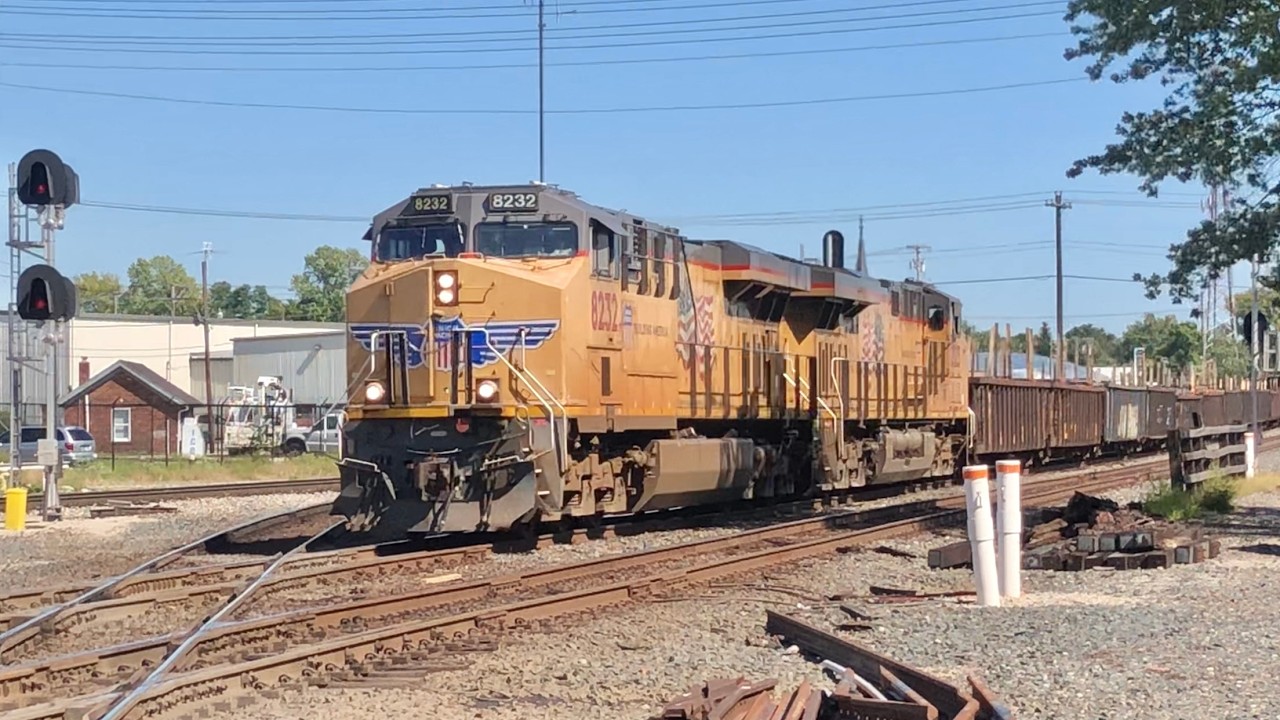 Болт выпадает из железнодорожной алмазной плиты, пока поезда толкут алмазы! Поезда Манси, Индиана...