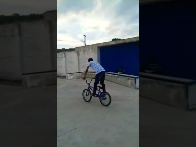 Dei um giro 360 na bicicleta #shorts #bmx #bmxlife #bmxstreet #bike class=