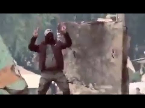 شاهد بالفيديو أحد المسلحين وهو يرقص بعد مقتل عدد من المتظاهرين في ساحة الخلاني في بغداد