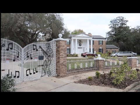 Graceland In Orlando - Elvis Presley Home Recreation / Full Size FL Replica & Guitar Shaped Pool