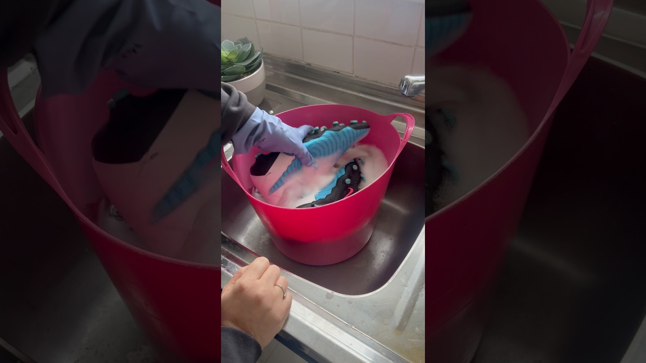 👟✨Oxi powder to lift those stubborn mud stains 💪🏽 Sanitiser to kick out the odour 😉