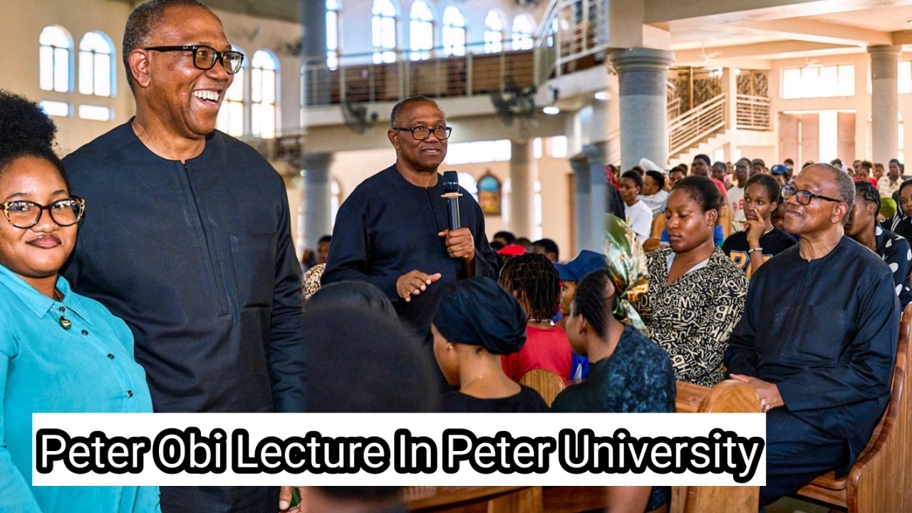 Питер Оби выступает перед студентами Университета Питера в Ачине.