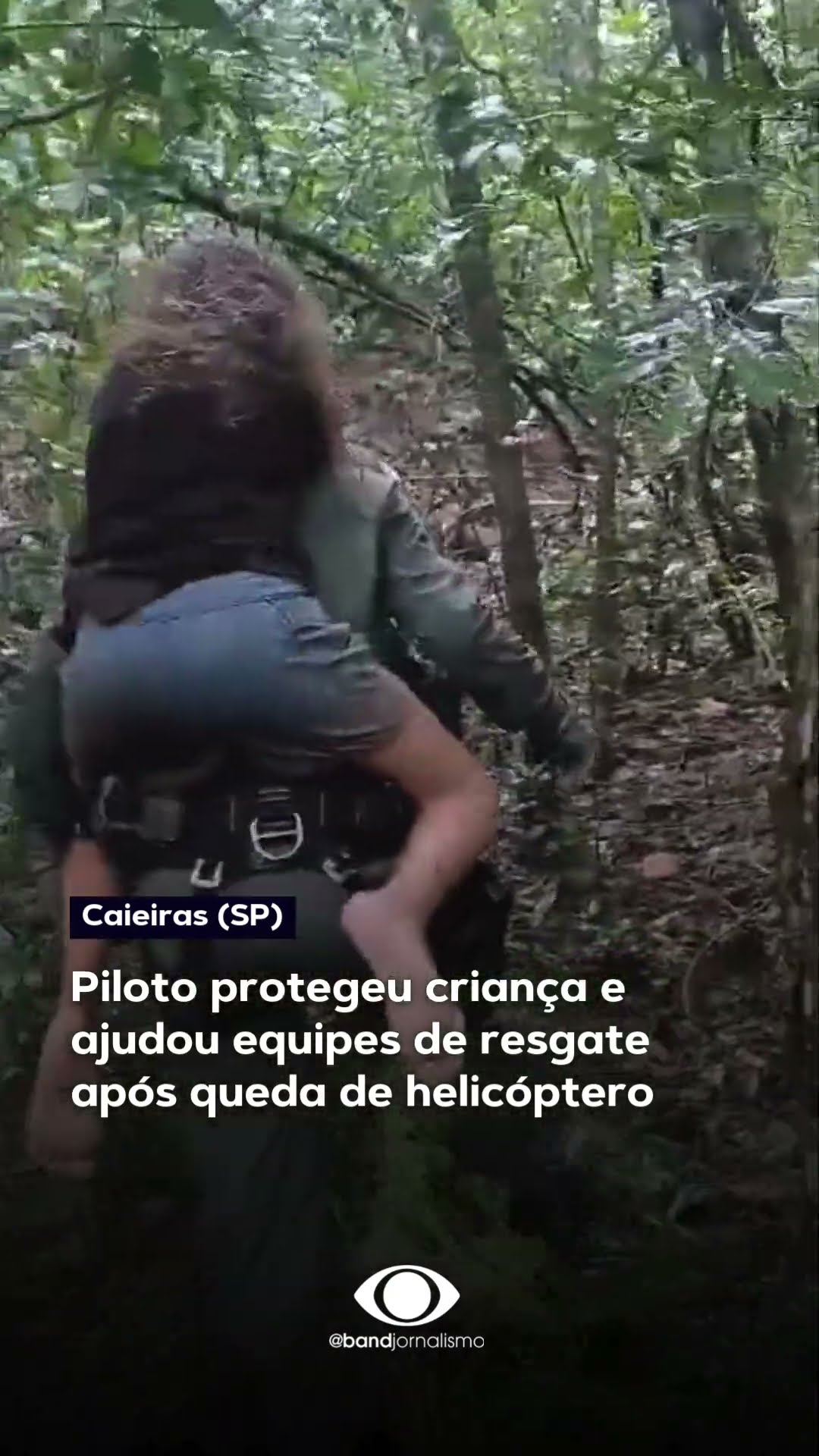 Veja o momento em que criança é resgatada após queda de helicóptero em Caieiras (SP) #shorts