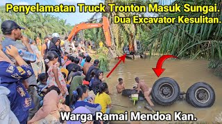 Penyelamatan Truck Tronton Masuk Sungai Dua Excavator Kesulitan.Warga Ramai Mendoa Kan Evakuasi Truk