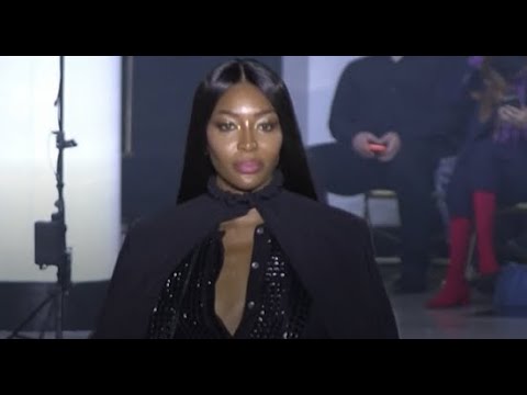 Video: Fuchsia, Sterrenbeelden En Tijgerprint: Naomi Campbell Veranderde 3 Looks Per Dag