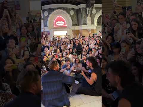 Sin planearlo todo es más bonito… sacamos las guitarras y cantamos Salitre en una calle de Sevilla♥️