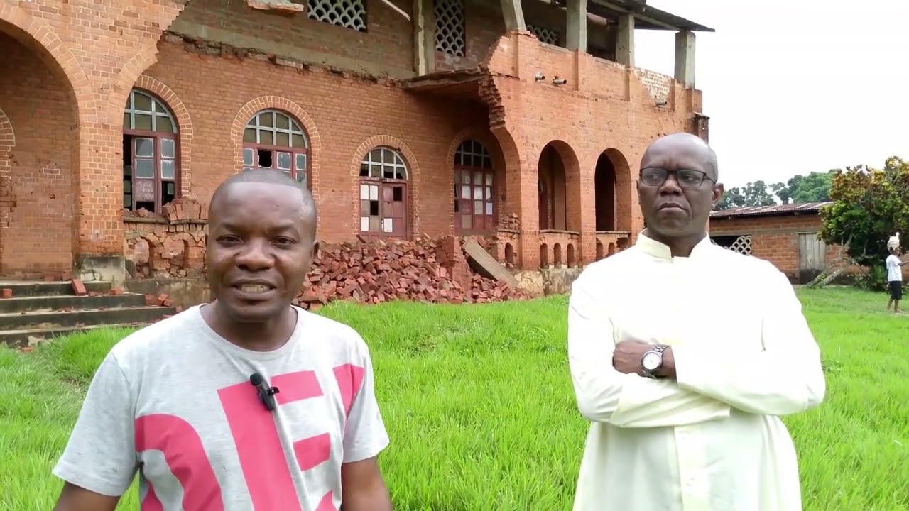 Visite de l'Abbé Isaac Bazeyi à l'ITI Tusalasana de Lemfu.