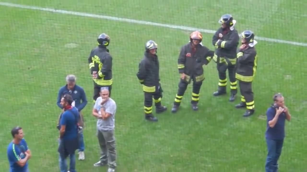 LO STADIO CANTA L'INNO DEI POMPIERI E LORO RISPONDONO! BELLISSIMO!