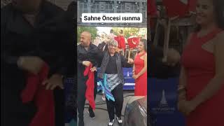 Komedi Dans Üçlüsü Sahne Öncesi Eğlence .