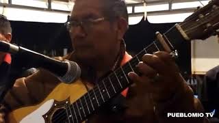 Bailando las dos ahijadas del trío fronterizo