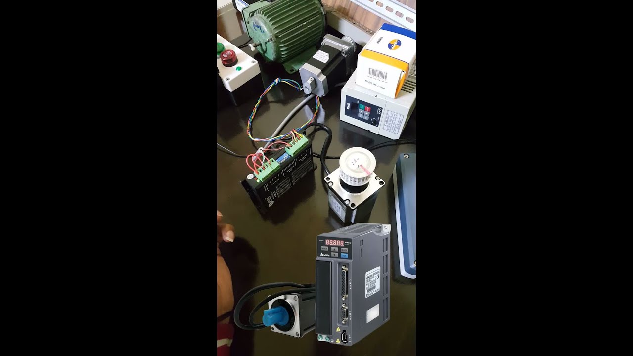 التحكم مع تحريك محرك خطوي بزاوية 180 درجة باستخدام Delta DVP PLC - YouTube