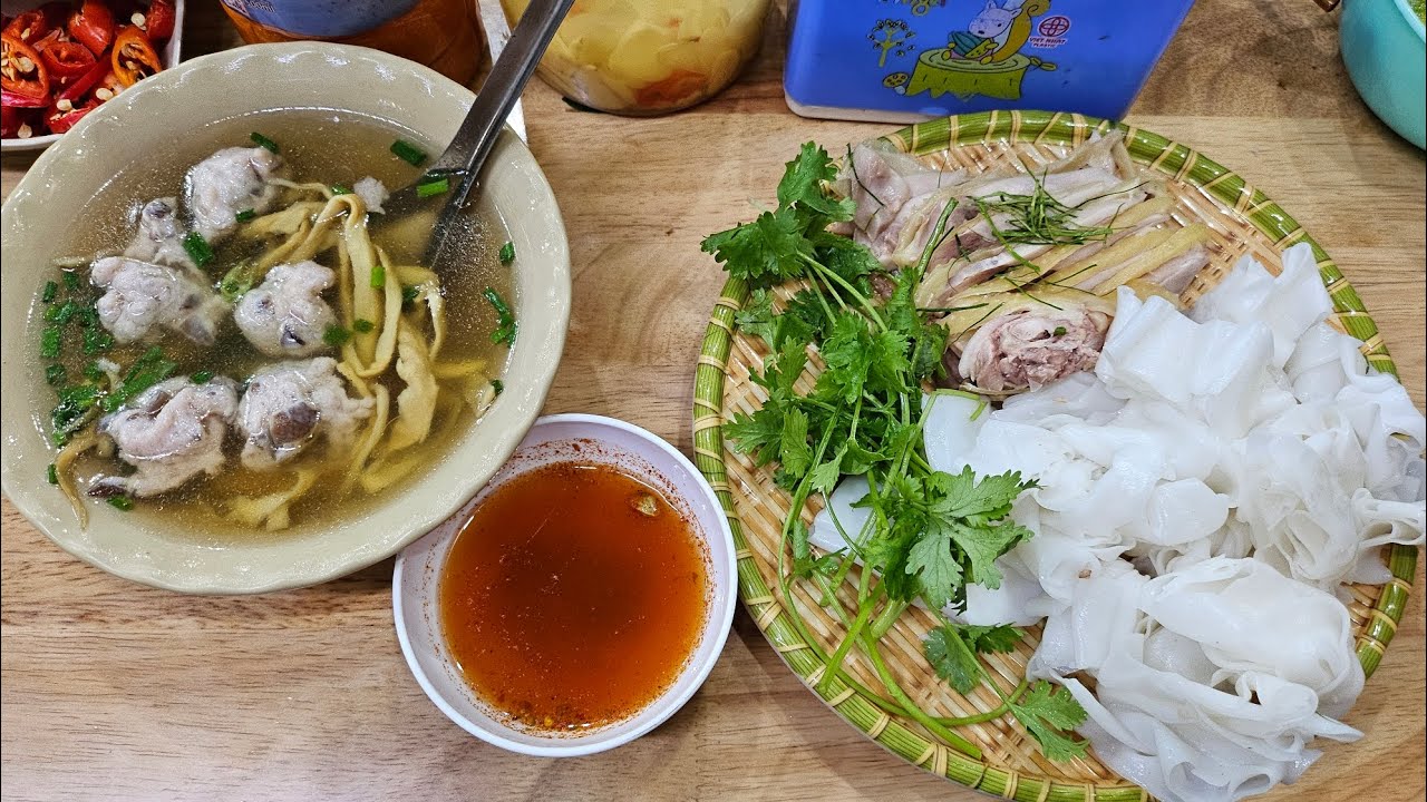 Chờ 25 phút để ăn Phở gà trong ngõ nhỏ| Waiting 25 mins for eating chicken noodle in a small alley
