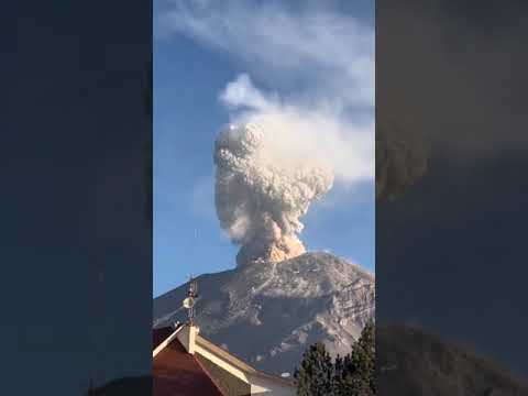 كتلة ضخمة من الرماد البركاني تنبعث من بركان بوبوكاتيبيتل في المكسيك