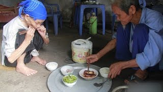 Xúc động Bữa cơm 5 nghìn đồng của đôi vợ chồng già [Tin mới Người Nổi Tiếng]