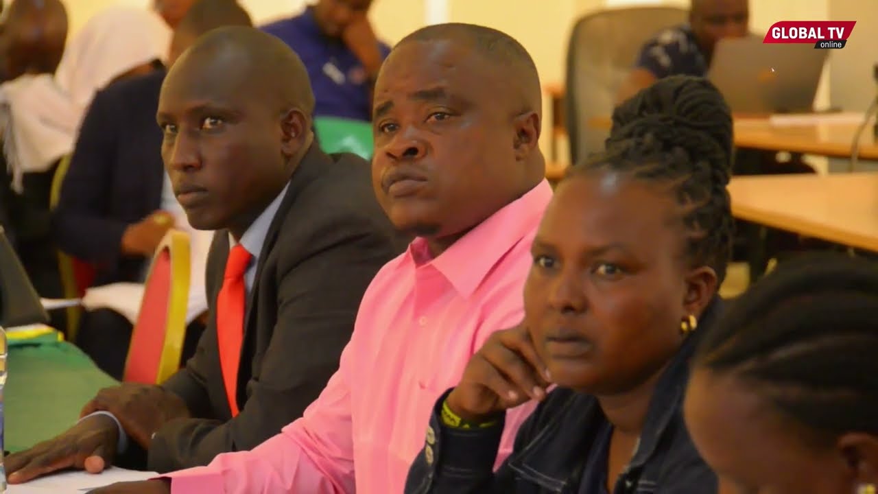 BARAZA LA MADIWANI LONGIDO LA JIPANGA KURUDISHA BARABARA KATIKA HALI YAKE BAADA YA MVUA KUHARIBU..