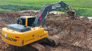 Excavator Matador Shantui Me210Lc-1 Digging Mud Excavator At Work